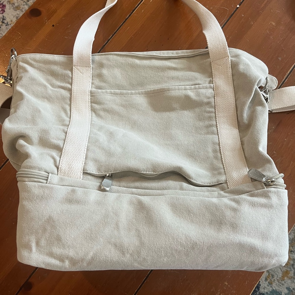 Lo & Sons Catalina Deluxe Tote in Dove Grey.
